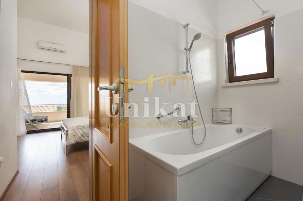 Hiša s bazenom in pogledom na morje